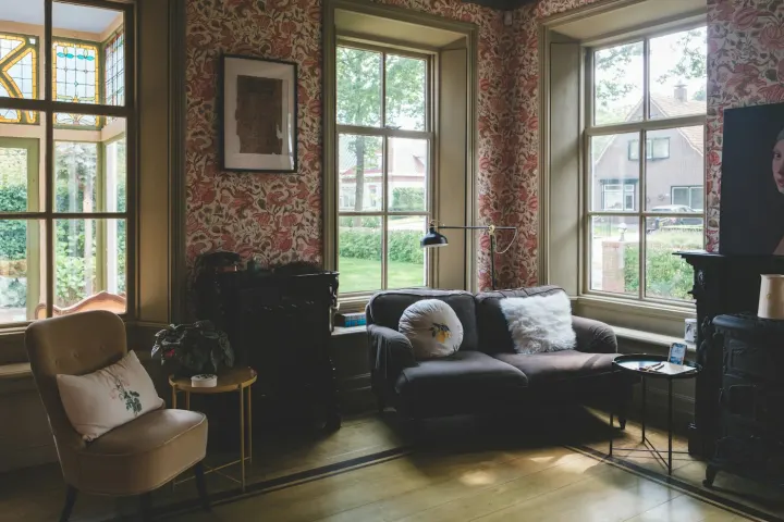 Altbau-Wohnzimmer mit hohen Sprossenfenstern