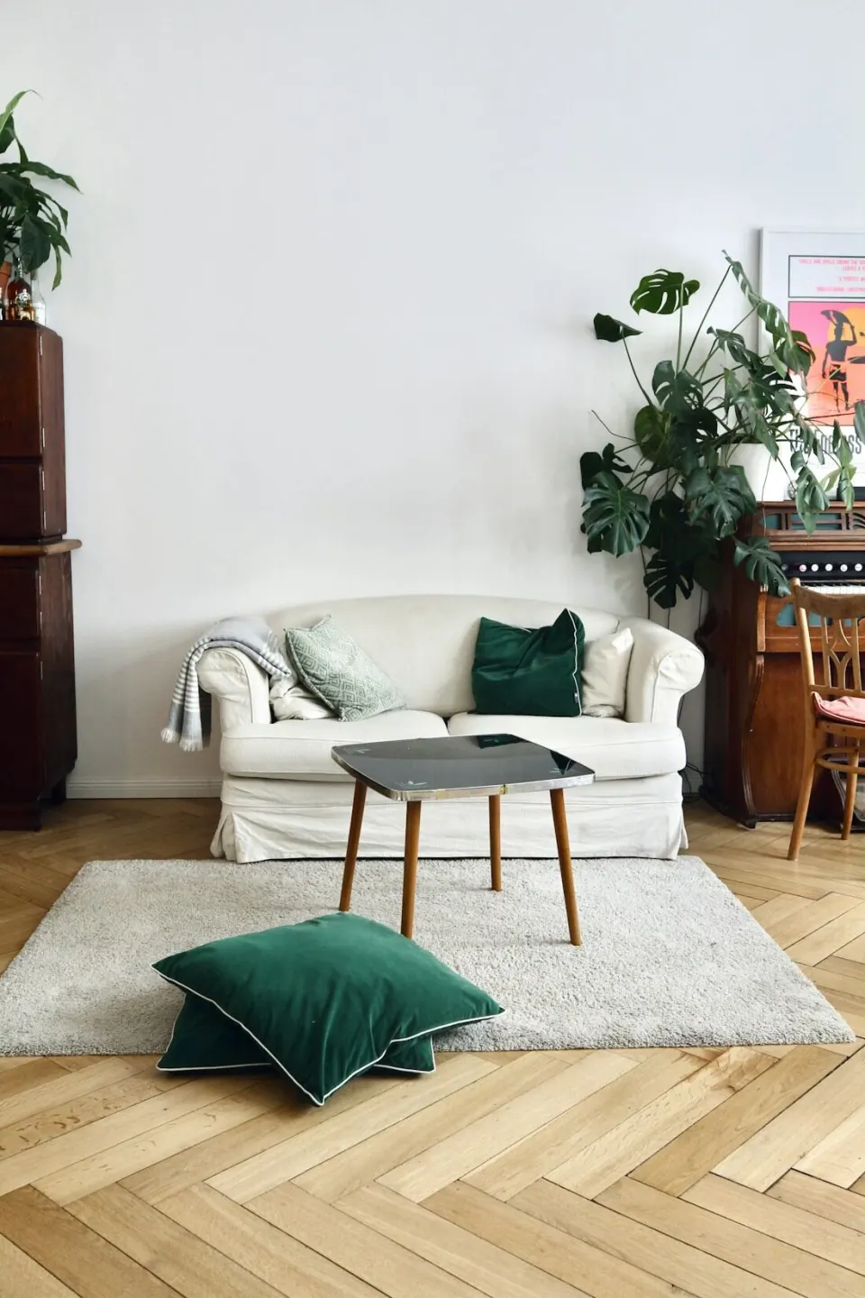 Heller Altbau-Wohnraum mit Fischgrätparkett und Sofa