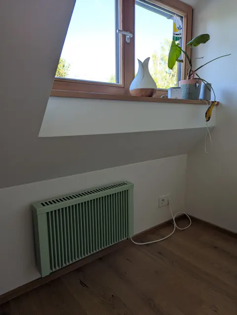 Salbeigrüne Flächenspeicherheizung 65 × 38 cm unter einer Dachschräge