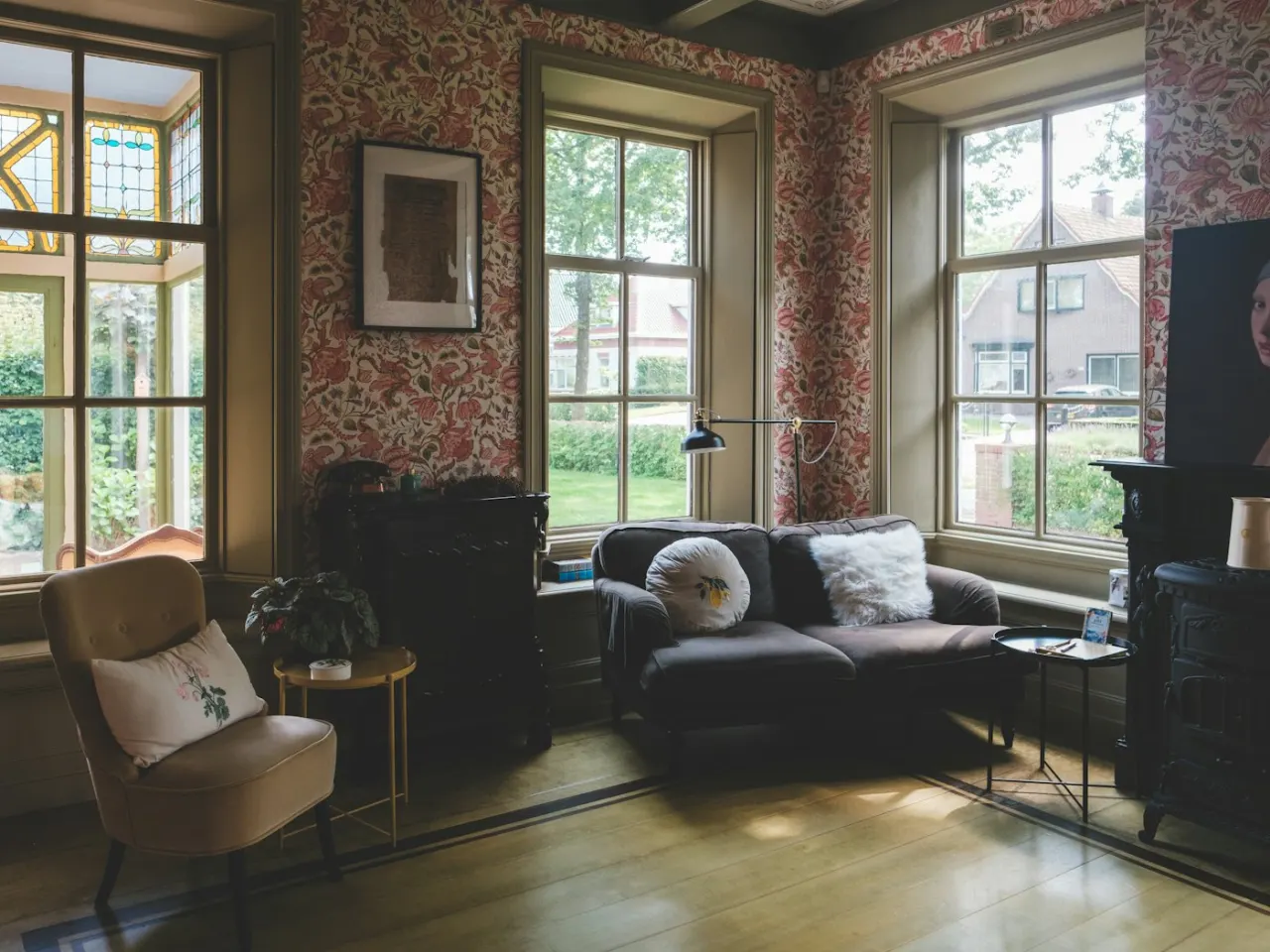 Altbau-Wohnzimmer mit hohen Sprossenfenstern und Sessel