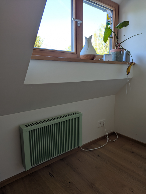 Salbeigrüne Flächenspeicherheizung 65 × 38 cm mit 1000 Watt unter einer Dachschräge
